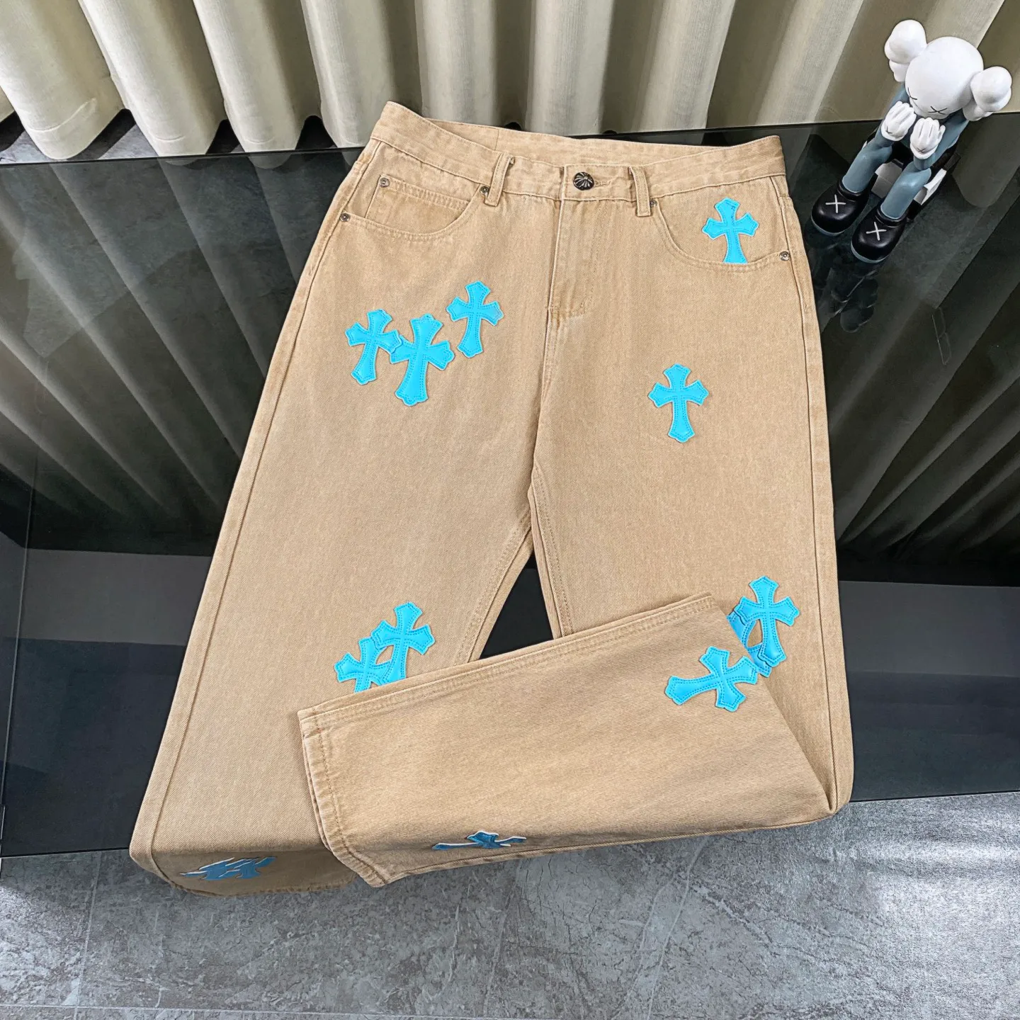 P240 CH Chromehearts Miami-limited fluorescent blue cross-patched khaki jeans, priced at 34W, patched with cross-patterns, washed jeans! ! An absolutely high-end luxury product, a 1.9W-level god-level single product, a super popular product, made by top heavy industry, a magic weapon that cannot be missed! [About Zangyin] This is an extremely luxurious fashion brand that can also be called the aristocracy of the high street. It has always been an exclusive brand for some hipsters or rich second generations. Compared with ordinary high streets, it is more luxurious and noble. Compared with luxury brands, it is more fashionable and individual. It has always been a brand that I have a special liking for. [Top heavy industry fashion design] Consistently high-street luxury style. Speaking of this style, the Zangyin family and GU family are definitely the leading representative brands. Especially the Zangyin family has really achieved a state-of-the-art effect in creating high-street style. The unique washed material is used to create this style. The color system is already quite eye-catching. After it is decorated with patchwork cross flowers, it cleverly highlights the charm of the brand. Secondly, this style uses classic The high-waist cutting design highlights the long legs and fashionable temperament of the upper body. The brand is highly recognizable and the slim fit configuration is more suitable for daily wear. It is a product that interprets personality, fashion, and specifications at a glance. This single product is enough to make any fan excited. It can be a white T-shirt for a youthful college style, or a tight suspender for a royal style. It has strong matching ability and can be easily controlled by men.  [Materials and craftsmanship] Needless to say, this point goes without saying. As an excellent craftsman brand, Zangyin’s requirements for details and craftsmanship are really perfect. The washed color of this model has gone through so many processes, not to mention the embellishment of denim appliques. It is also purely hand-made and sewn. Just like what they believe in, only hand-made things have soul and have the meaning of wear. A top-notch heavy-duty fashionable denim item, I look forward to your perfect interpretation! !  Color: Khaki Size: 28-34